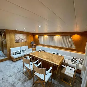 Bateau-hôtel Yate Aloha, Sant Adrià de Besòs