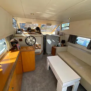 Bateau-hôtel - Divali - Duerme En Un Confortable Yate En Barcelona, Sant Adrià de Besòs