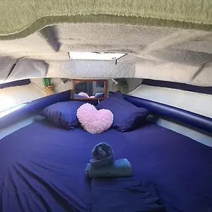 Bateau-hôtel Boat To Sleep In Barcelona, Sant Adrià de Besòs